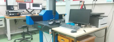 Salle de contrôle qualité de LIP Industrie Précision à Besançon : machine tridimensionnelle Thomet Rapide et caméra optique OGP
