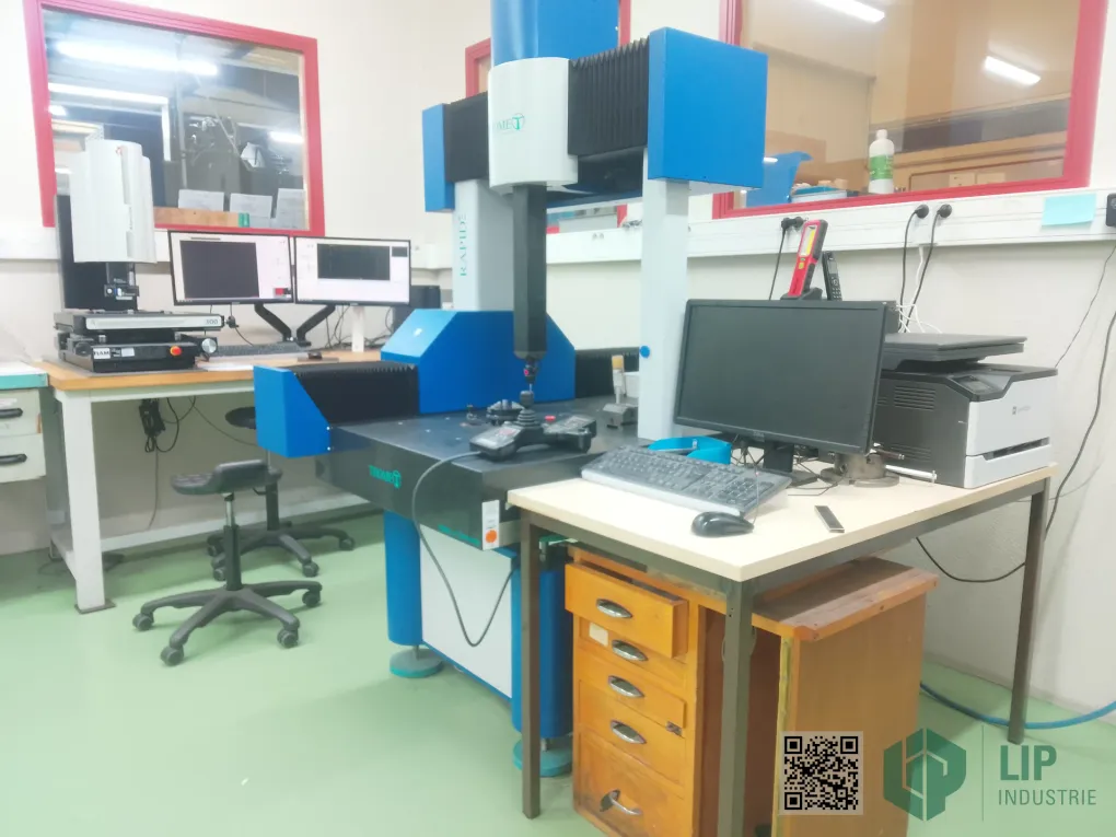 Salle de contrôle qualité de LIP Industrie Précision à Besançon : machine tridimensionnelle Thomet Rapide et caméra optique OGP Salle de contrôle qualité de LIP Industrie Précision à Besançon : machine tridimensionnelle Thomet Rapide et caméra optique OGP