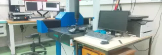 Salle de contrôle qualité de LIP Industrie Précision à Besançon : machine tridimensionnelle Thomet Rapide et caméra optique OGP