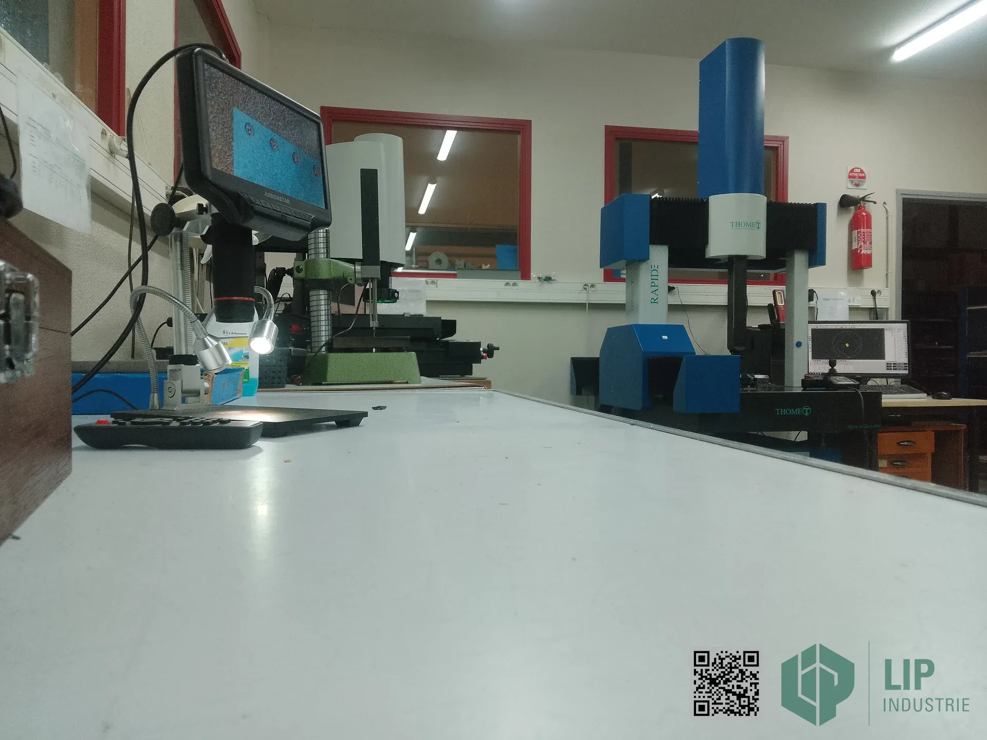 Rugosimètre Mitutoyo affichant Ra 0,354 µm sur une pièce usinée — LIP Industrie Précision, Besançon