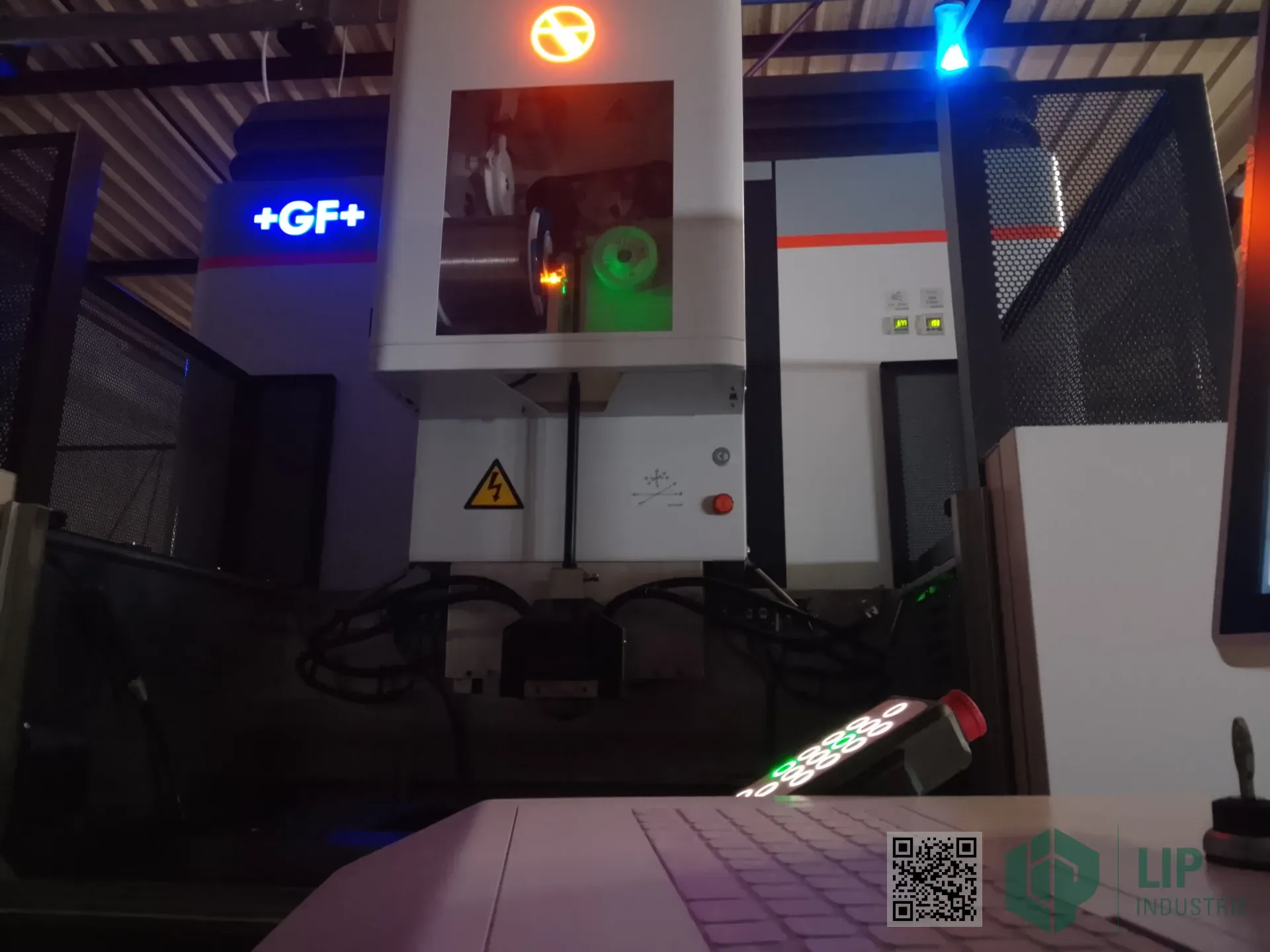 Détail de la Cut F 350 en fonctionnement, logo +GF+ illuminé — LIP Industrie Précision, Besançon
