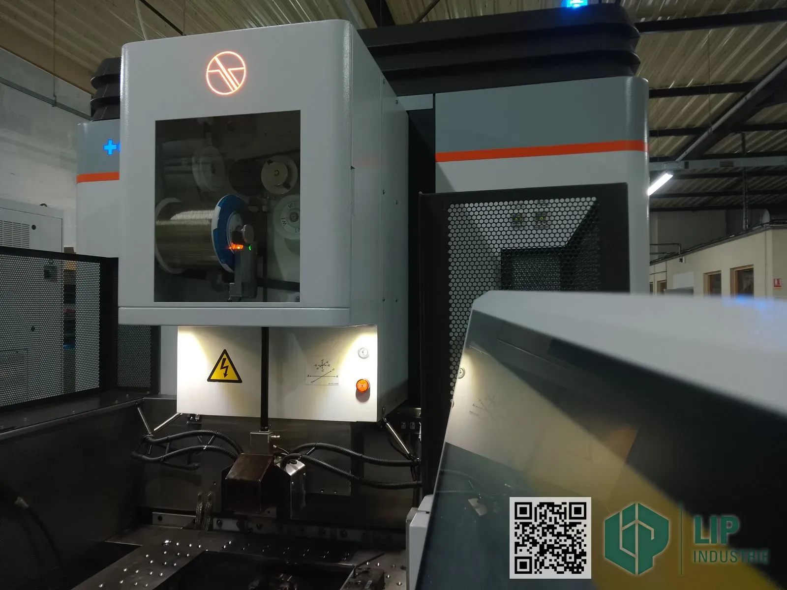 Machine de découpe fil +GF+ (AgieCharmilles) de LIP Industrie Précision, avec sa bobine de fil