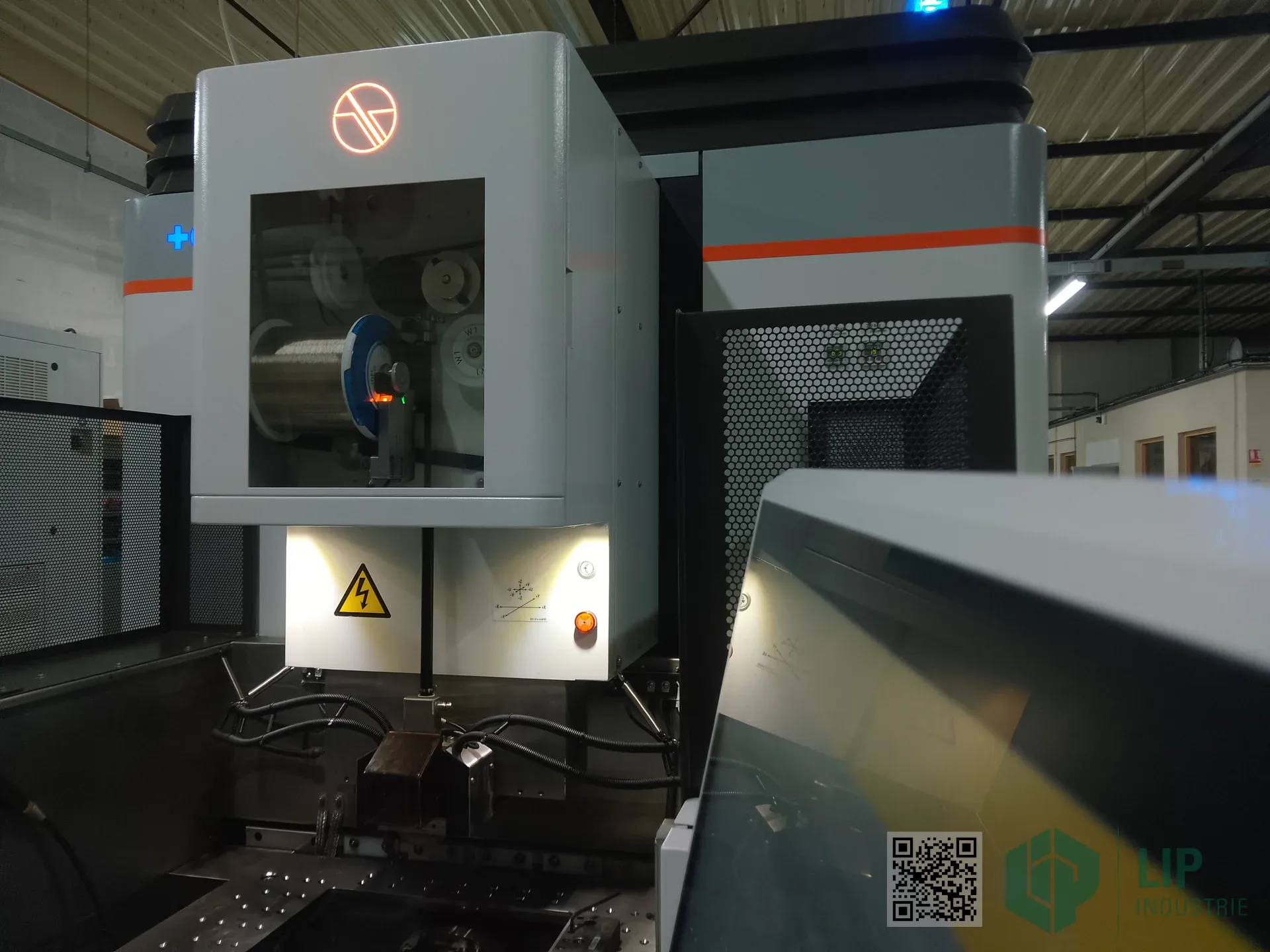 Vue de la Cut F 350 +GF+ AgieCharmilles avec sa bobine de fil et son interface — LIP Industrie Précision, Besançon
