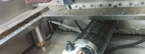 Intérieur de la Cut E 600 +GF+ AgieCharmilles : tête de découpe et mécanisme — LIP Industrie Précision, Besançon