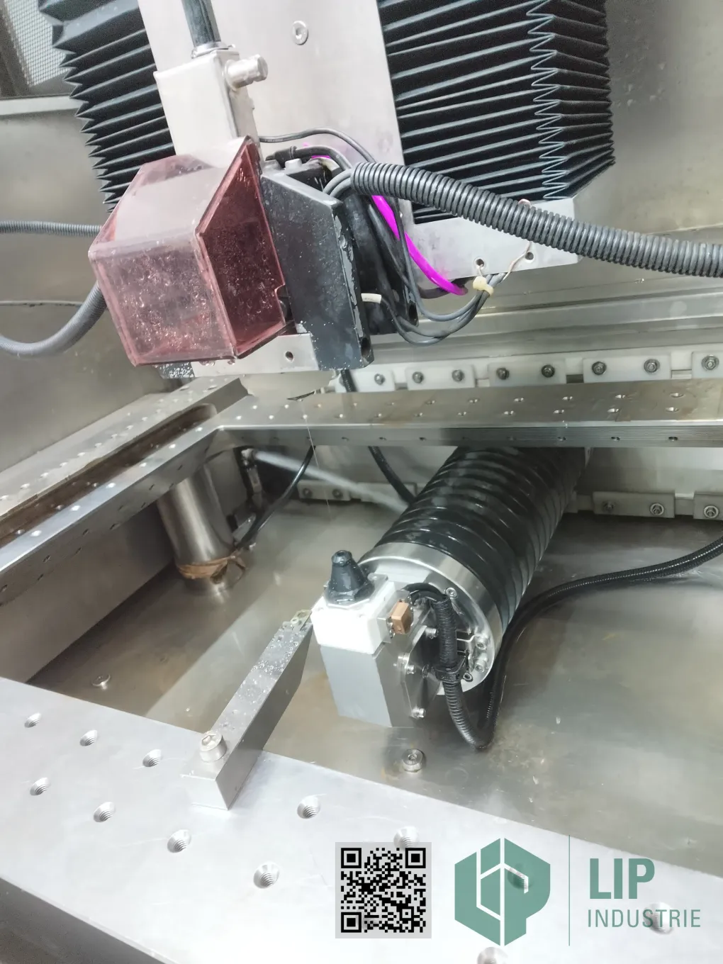 Intérieur de la Cut E 600 +GF+ AgieCharmilles : tête de découpe et mécanisme — LIP Industrie Précision, Besançon Intérieur de la Cut E 600 +GF+ AgieCharmilles : tête de découpe et mécanisme — LIP Industrie Précision, Besançon