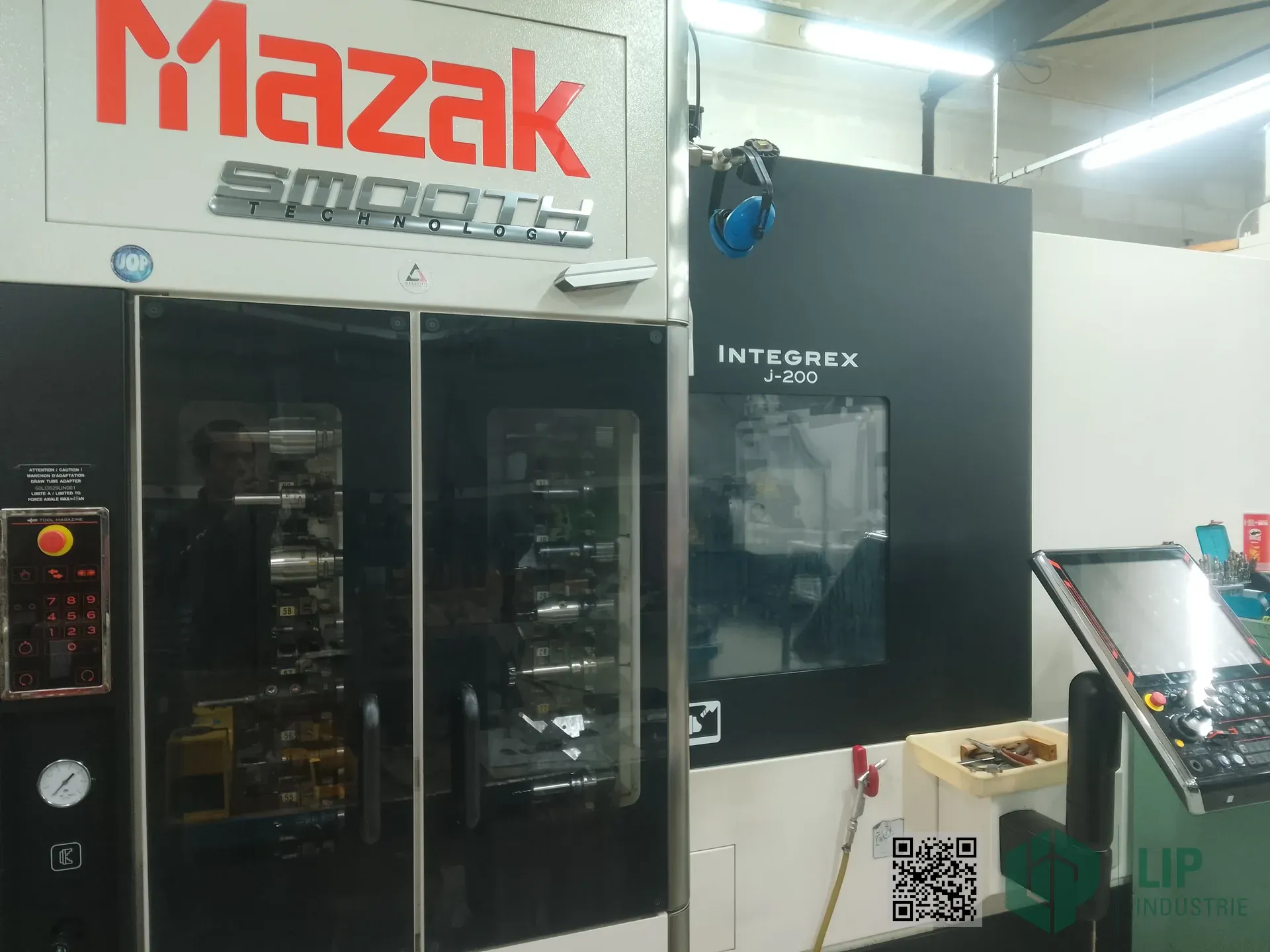 Magasin d'outils de l'Integrex J-200 avec porte-outils HSK visible à travers la vitre — LIP Industrie Précision, Besançon