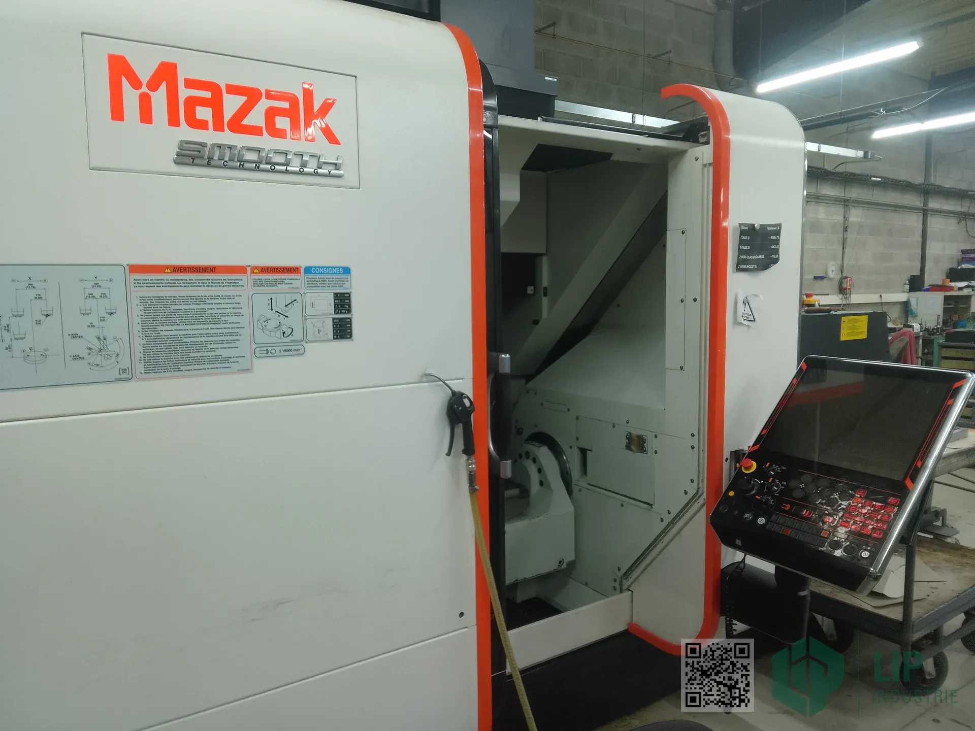 Centre d'usinage 5 axes Mazak Variaxis face avant avec console Smooth Technology — LIP Industrie Précision, Besançon