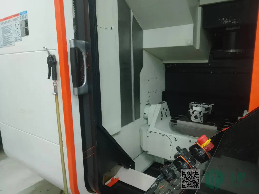 Intérieur du centre d'usinage Mazak Variaxis 5 axes avec tête de broche inclinée — LIP Industrie Précision, Besançon