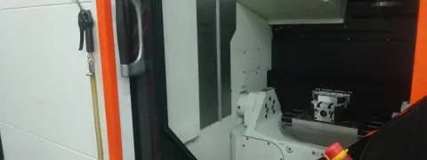 Intérieur du centre d'usinage Mazak Variaxis 5 axes avec tête de broche inclinée — LIP Industrie Précision, Besançon