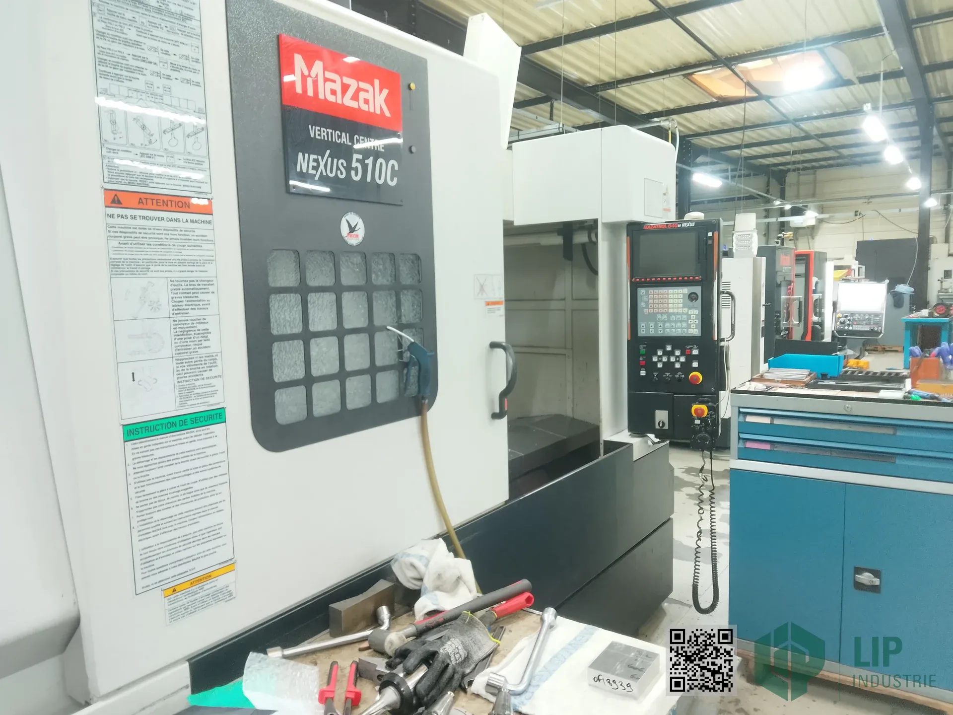 Centre d'usinage vertical Mazak Nexus 510C avec panneau de commande — LIP Industrie Précision, Besançon