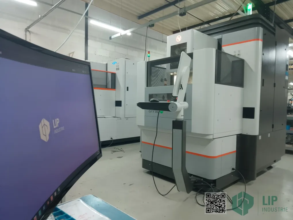 Atelier d'électroérosion fil de LIP Industrie Précision à Besançon : machine +GF+ AgieCharmilles CUT F 350 et poste de programmation