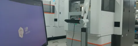 Atelier d'électroérosion fil de LIP Industrie Précision à Besançon : machine +GF+ AgieCharmilles CUT F 350 et poste de programmation