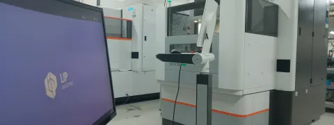 Atelier d'électroérosion fil de LIP Industrie Précision à Besançon : machine +GF+ AgieCharmilles CUT F 350 et poste de programmation